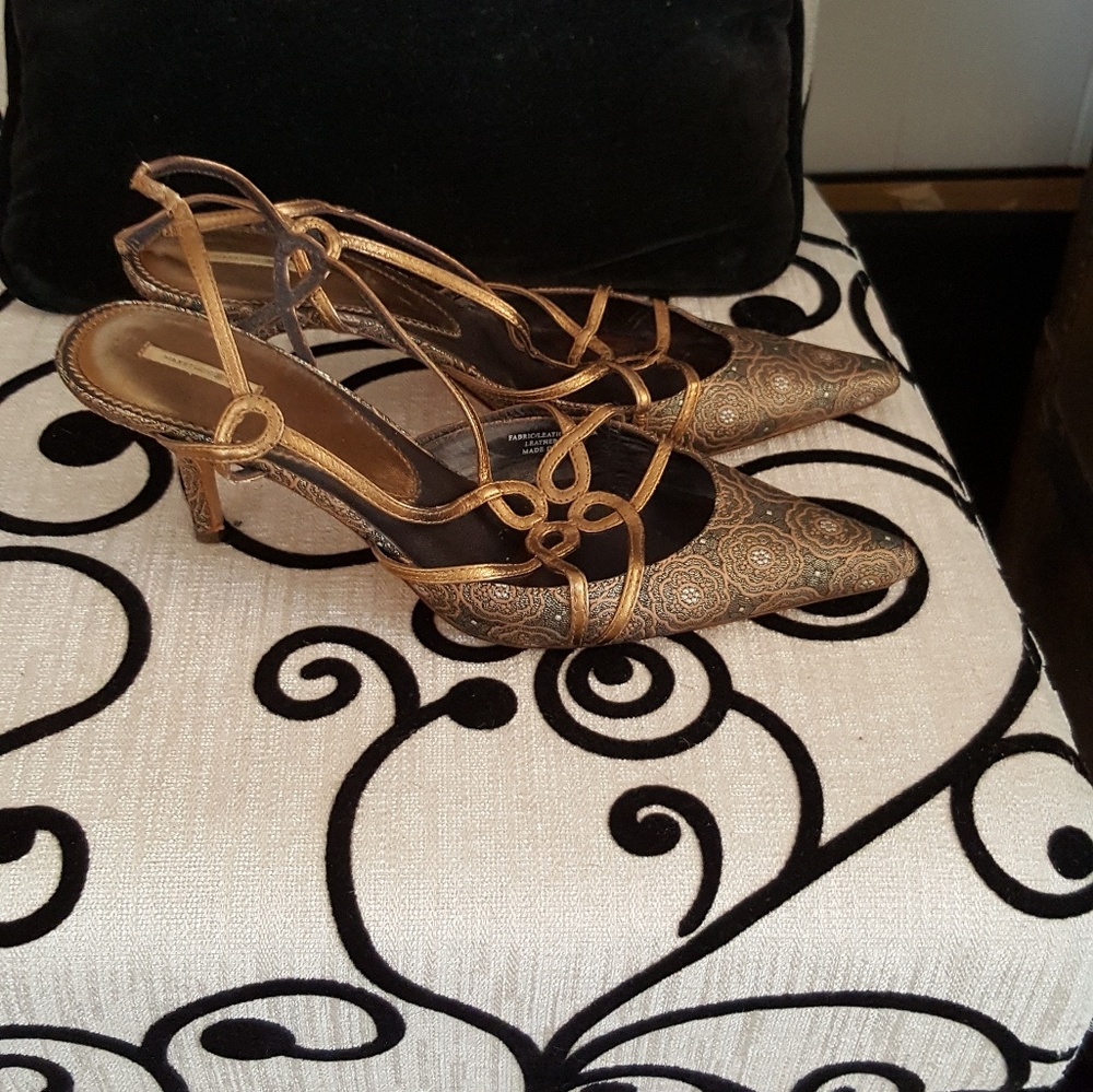 MAX STUDIO sling back brocade gold pumps